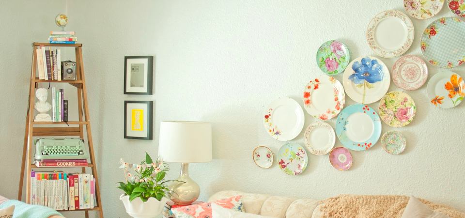 Как украшать стены тарелками: 25 модных примеров