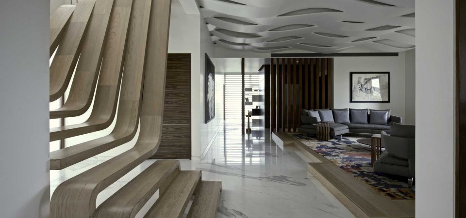 Уникальный дом: волнообразная лестница как центр интерьера