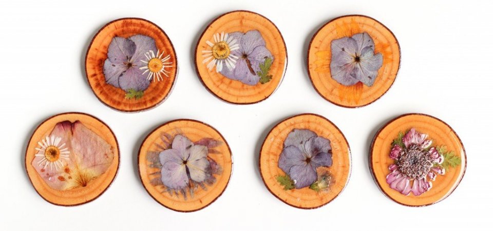 Кусочек лета на вашем столе: подставки для чашек, декорированные засушенными цветами. Мастер-класс