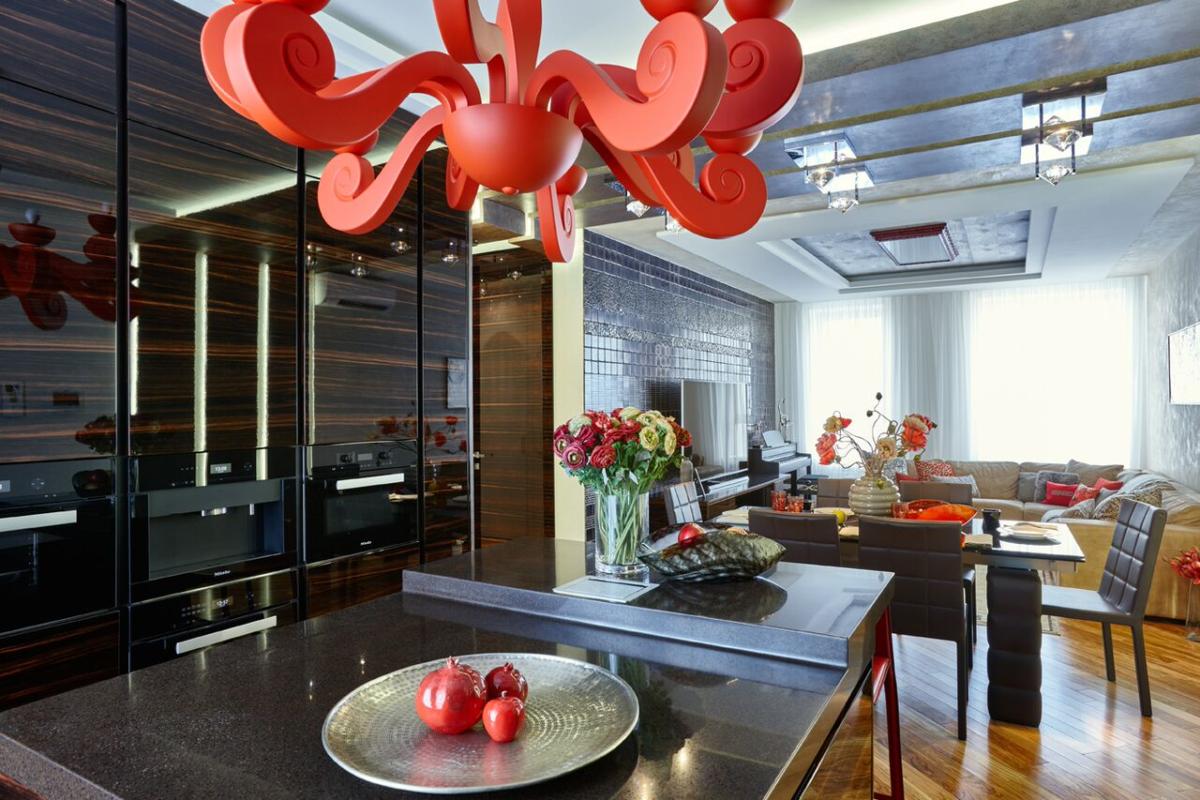 Светло-серая гостиная и массивная кухня тёмно-шоколадного цвета контрастируют, но в целом создают гармоничную картину.