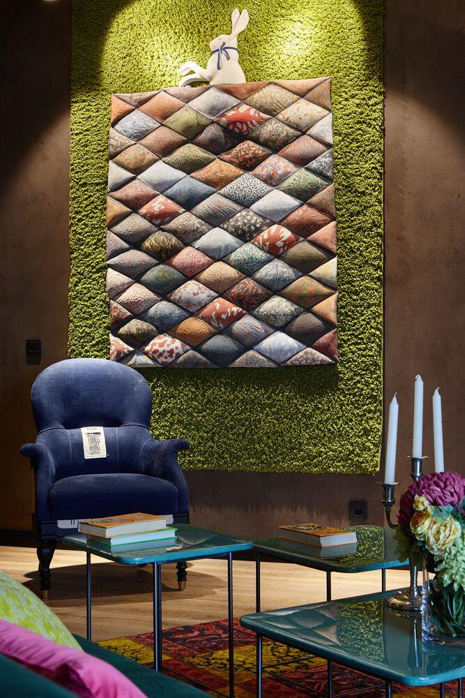 Главный «герой» интерьера гостиной — керамическое patchwork-панно, выполненное на заказ.