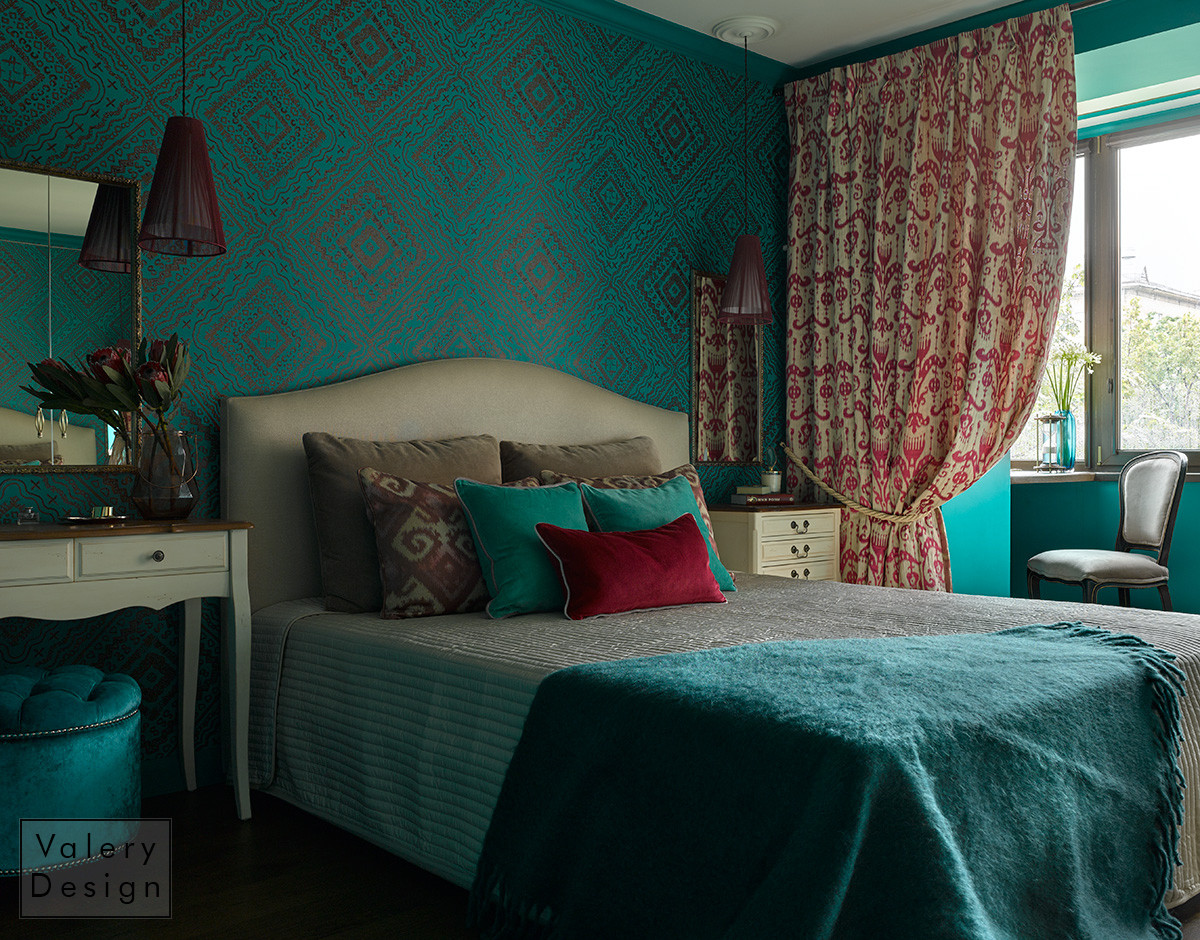 Сложная архитектура комнаты и любимые цвета хозяйки дали нам идею — выполнить спальню в насыщенном изумрудном цвете.