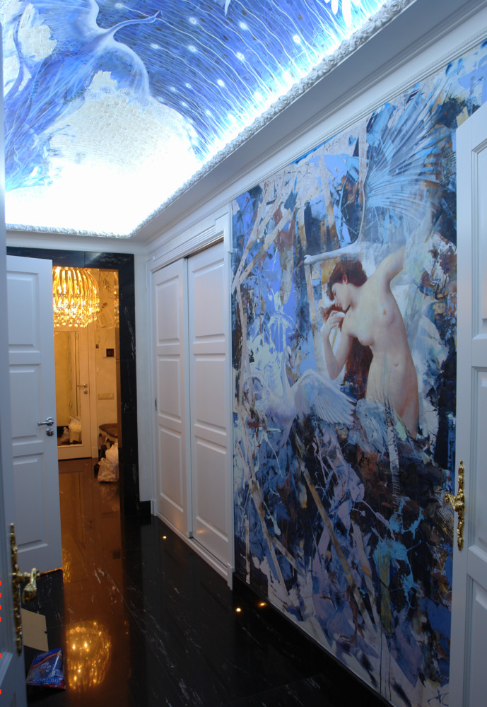 В коридоре купольный потолок и стена расписаны художником. Благодаря бело-голубой гамме помещение без окна выглядит светлым.