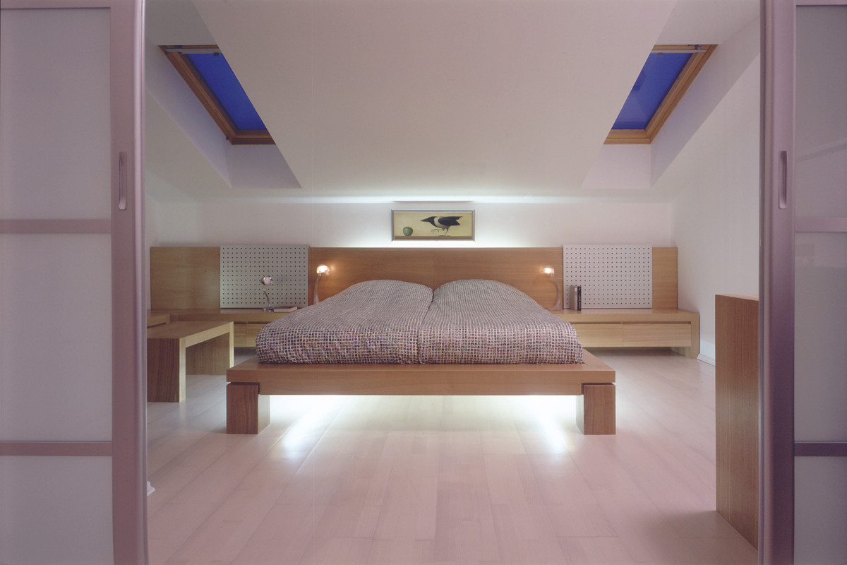Спальня может быть открыта почти полностью или спрятана от посторонних глаз при помощи раздвижных перегородок.