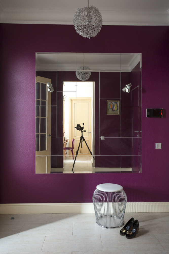 В прихожей большое зеркальное панно служит утилитарным целям и эстетическим, расширяя пространство.