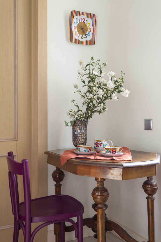 Антикварный столик для завтраков и старый стул — элементы винтажного стиля, они вносят своими изгибами приятное разнообразие.