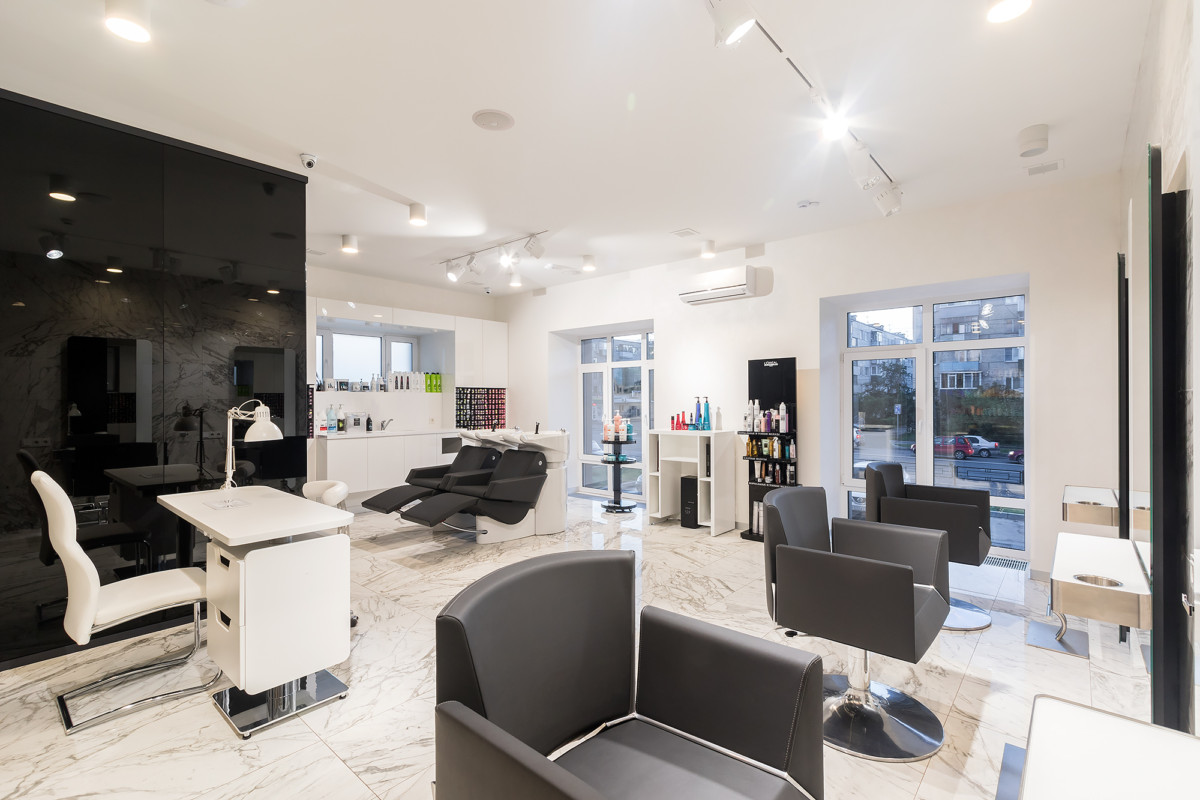 Общий вид парикмахерского зала. Важним аспектом в работе салона является правильно подобранное и размещенное осветительное оборудование.