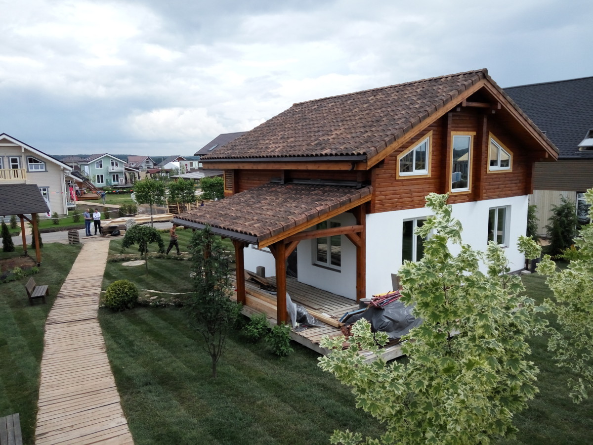 8 деревянных домов, построенных менее чем за год