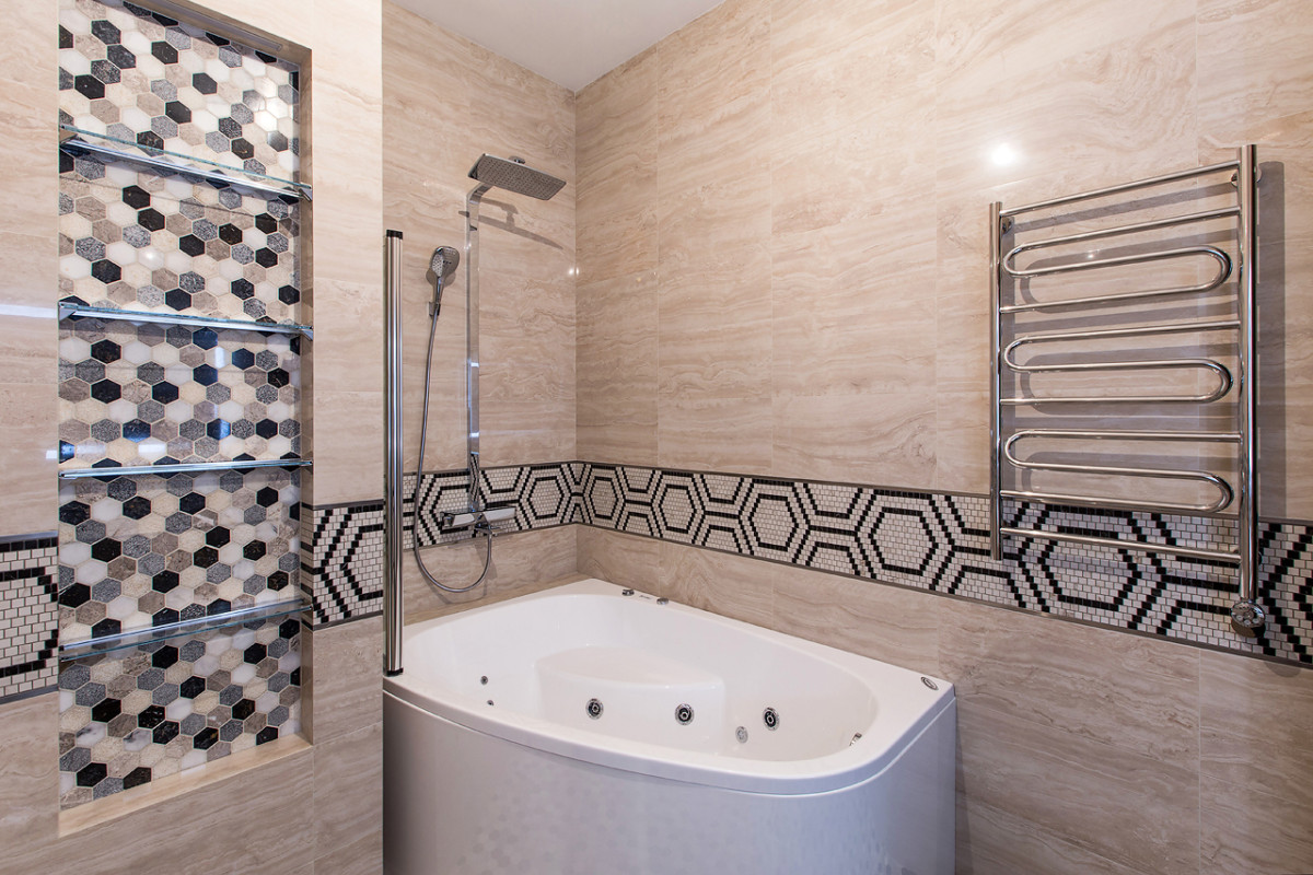 Ожерелье из графично выполненной мозаики — достойное украшение для светской ванной комнаты!