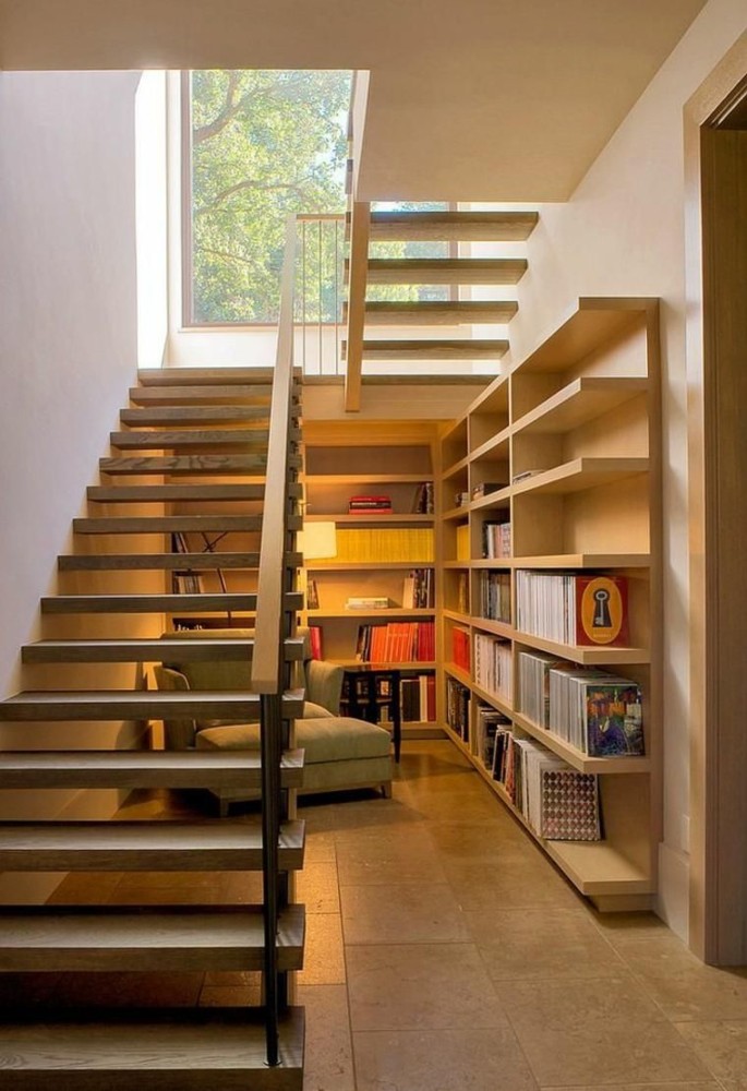 Идеи использования пространства под лестницей в частном доме